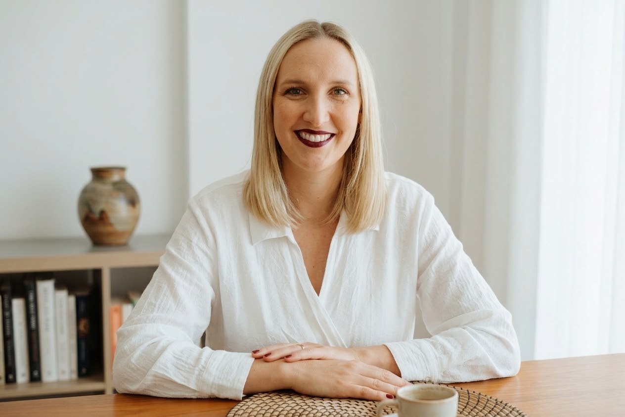 Linda Wonneberger im persönlichen Gespräch am Tisch